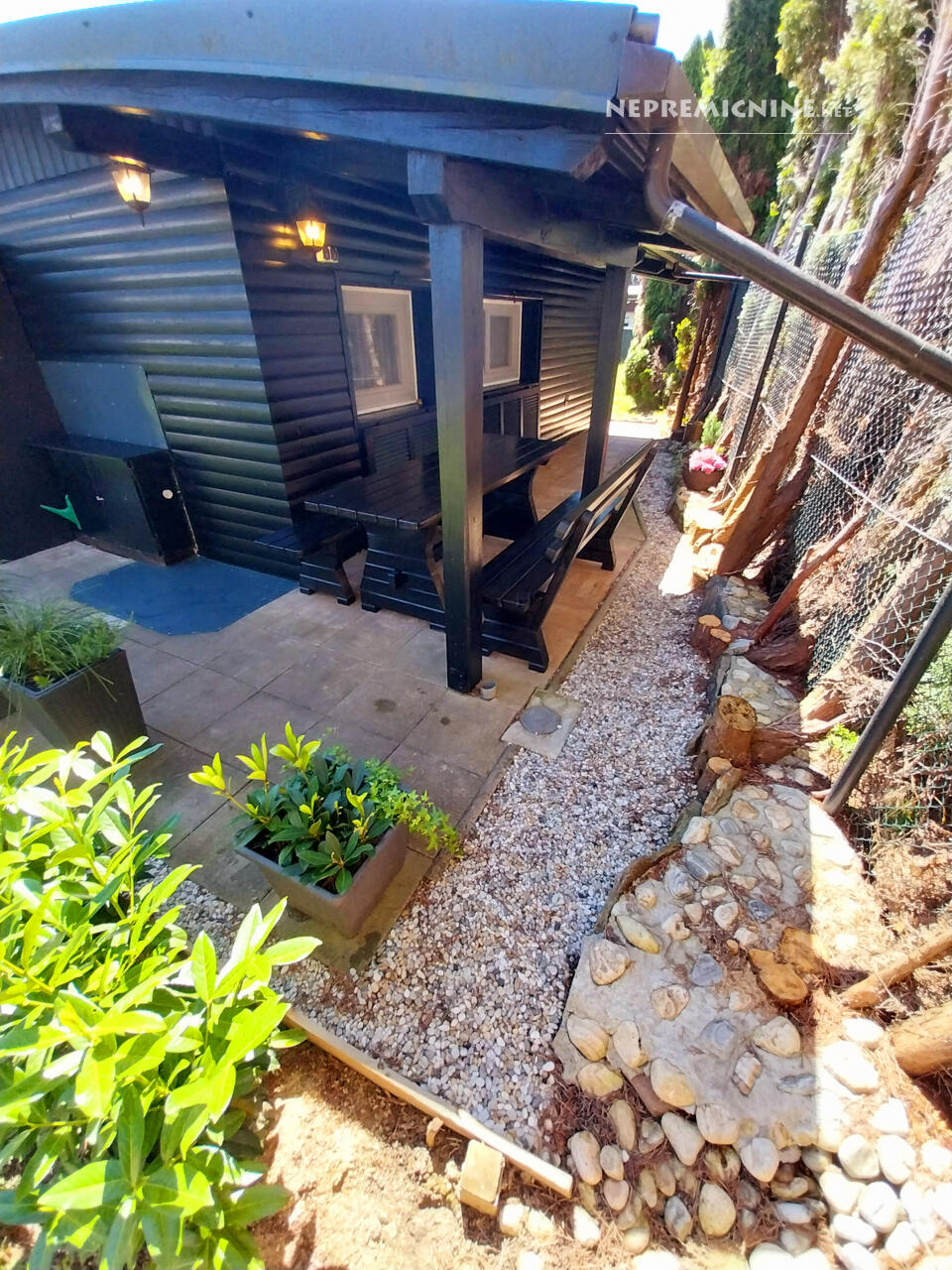 House La Vita pokrita terasa s sedežno garnituro